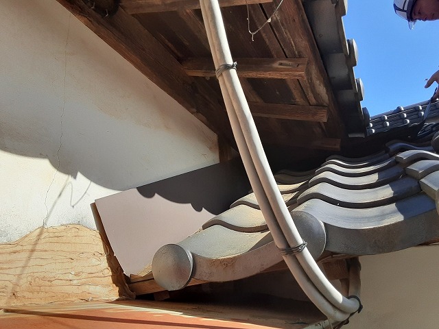 壁際の屋根の施工不備